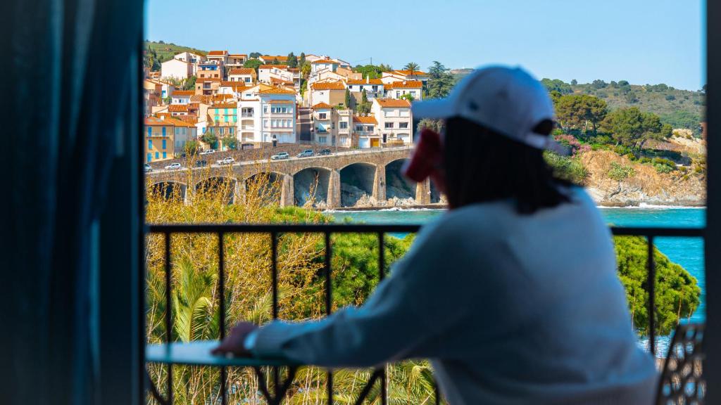 Chambre triple avec trois lits simples à l’Hôtel Les Pêcheurs à Banyuls-sur-Mer