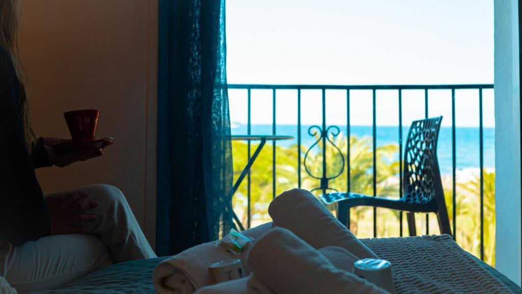 Chambre triple avec trois lits simples à l’Hôtel Les Pêcheurs à Banyuls-sur-Mer