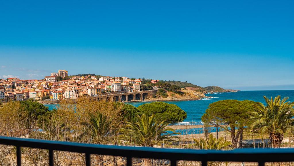Chambre triple avec trois lits simples à l’Hôtel Les Pêcheurs à Banyuls-sur-Mer